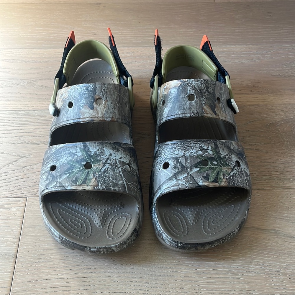 Camo Men’s Crocs. Barely worn. Men’s size 10. Adjustable ankle support